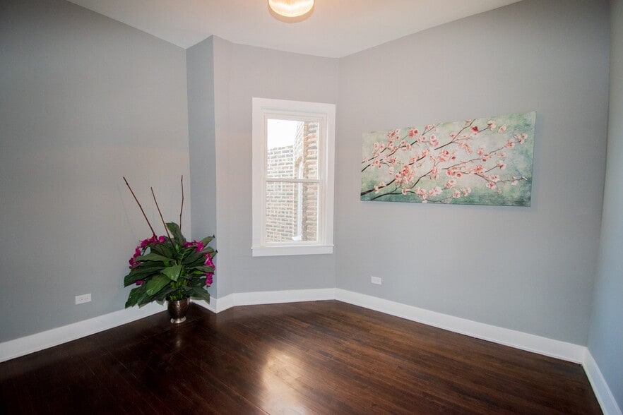 Building Photo - 518 Troy N St