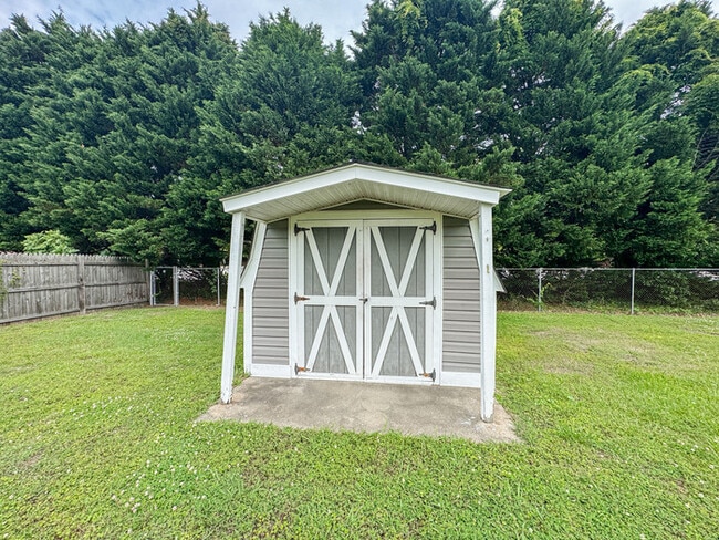 Building Photo - Charming Ranch in Highly Sought-After Grea...