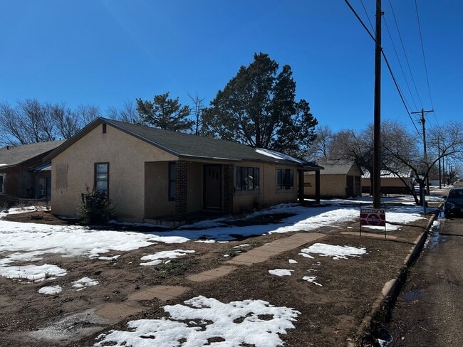 Building Photo - E 9th Duplex 1