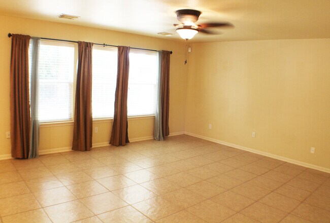 Building Photo - Beautiful Rental now available in Thistle ...