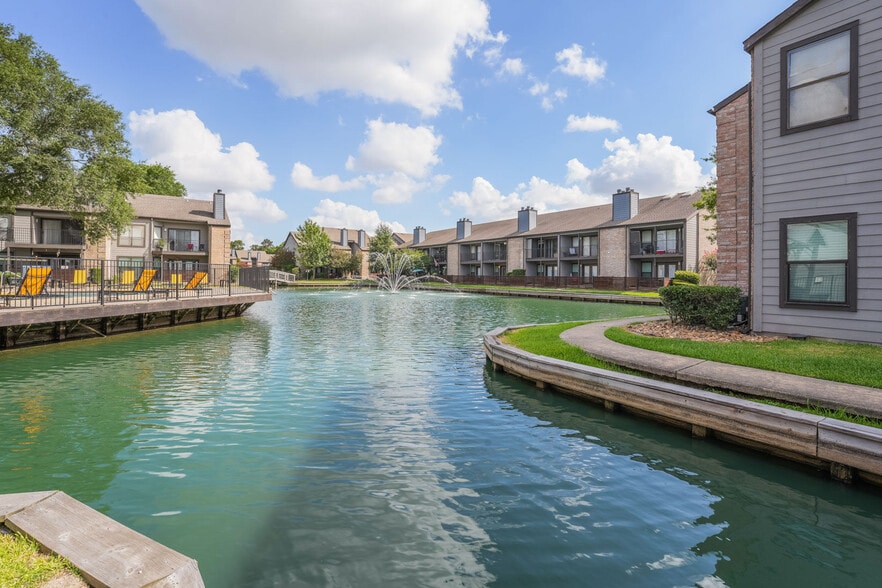 Primary Photo - Lakebridge Apartments