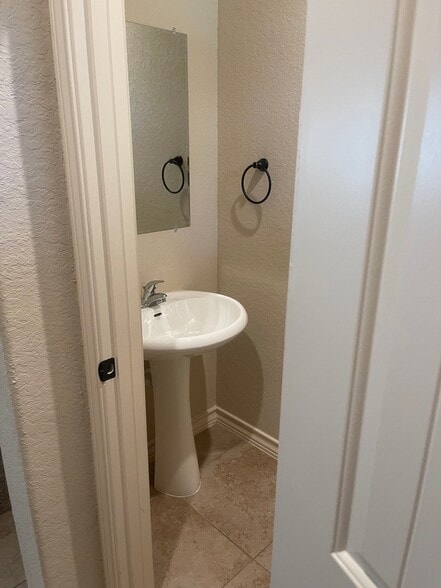 Building Photo - 6934 Lakeview Dr.