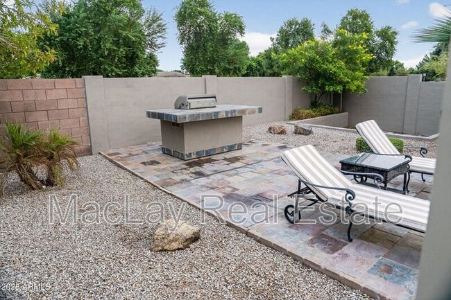 Building Photo - 527 E Tonto Dr