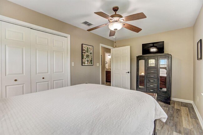 Building Photo - 460 Pine Tree Loop