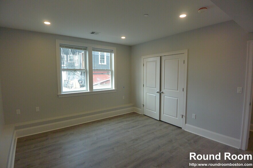 Building Photo - 120 Kenrick St