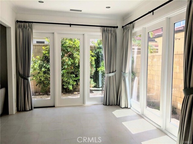 Building Photo - 62 Acorn