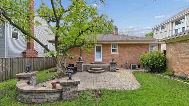 Building Photo - 893 S Poplar Ave