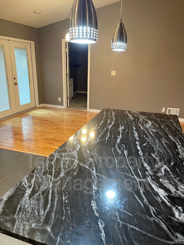 Building Photo - 3211 Maricopa Dr