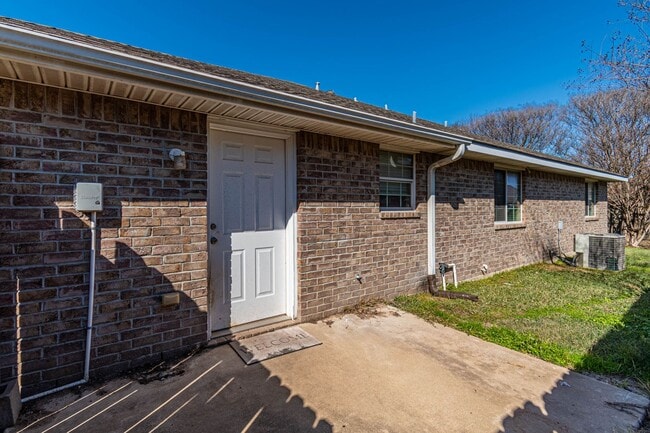 Building Photo - Available August 2026! 3 Bedroom 3 Bathroom Duplex with Fenced Yard!