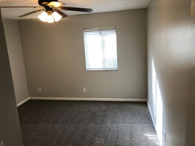 Building Photo - Charming 2BR Condo with Granite Countertops, Pool Access & Included Lawn Care