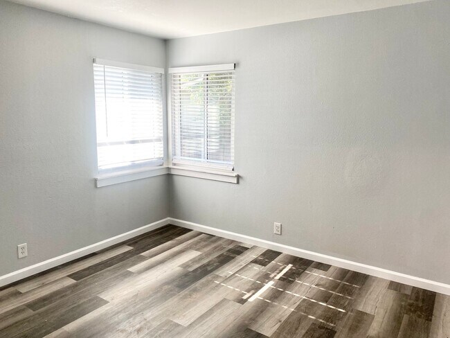 Building Photo - 3415-3417 E Terrace Ave