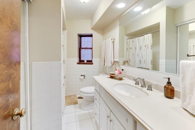 Building Photo - 922 W Fullerton Ave