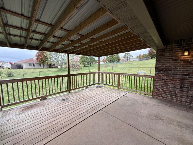 Building Photo - Great Outdoor Living Space / 4BR with 3 Ca...