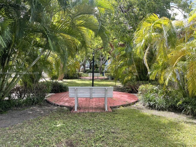 Building Photo - 798 Crandon Blvd