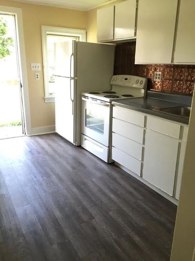 Building Photo - Introducing a pleasant 2-bedroom, 1-bathro...