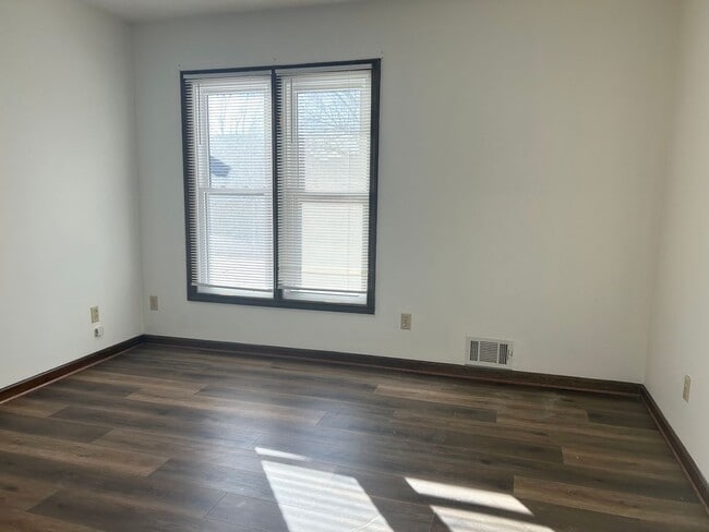 Building Photo - 3 Bed, 3 Bath, 2 Car Garage Duplex in Blue Springs