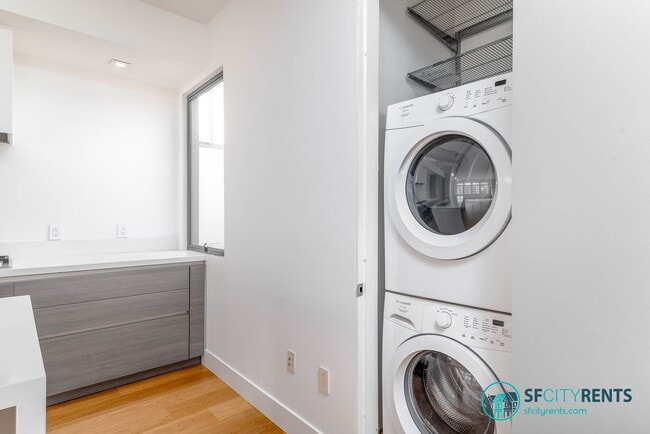 Building Photo - Marina: Remodeled Light-Filled Top-Floor Marina Condo with Private Roof Deck