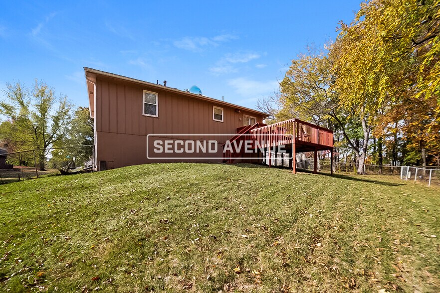 Building Photo - 701 SE Redwood Ln