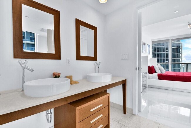 Building Photo - 475 Brickell Ave