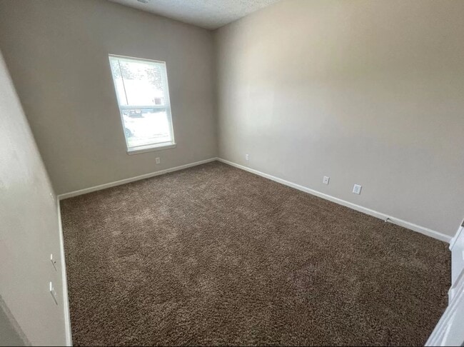 Building Photo - LEXINGTON FARMS...3 Bedroom  Bath House