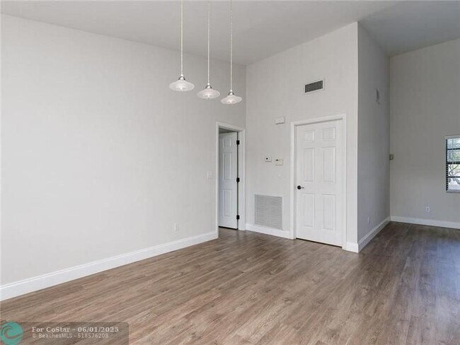 Building Photo - 9420 NW 31st Pl