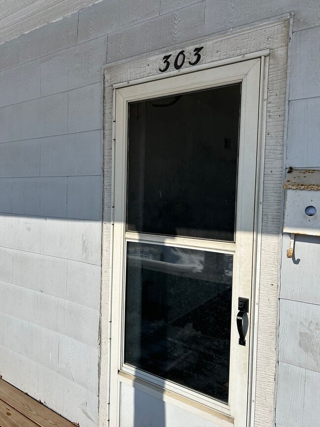 Building Photo - ** Move in Special ** Updated 3-Bedroom, 1-Bathroom Home – $1,100/Month