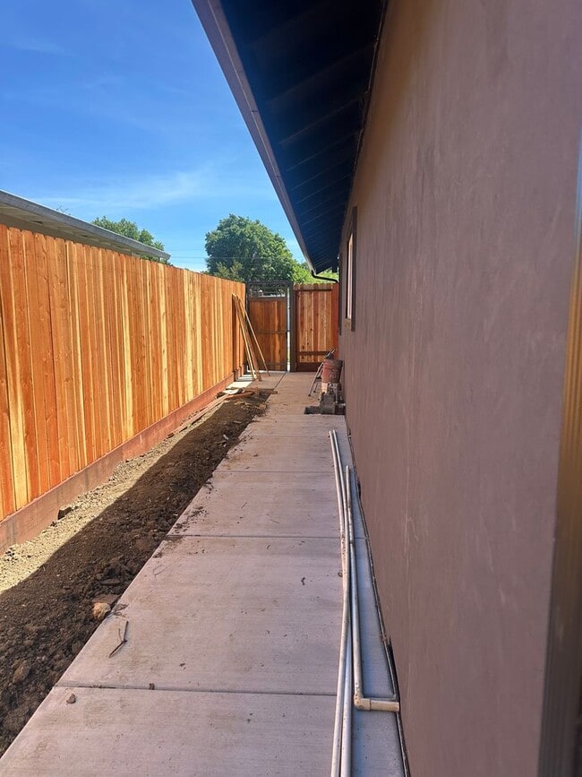 Building Photo - 3 Bedrom 2 Bath Duplex Fully Renovated