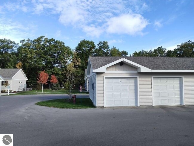 Building Photo - 1542 Simsbury St