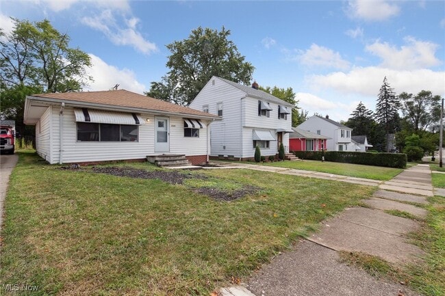 Primary Photo - 5339 Elmwood Ave
