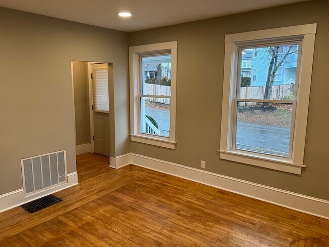 Building Photo - 48 Bartley St