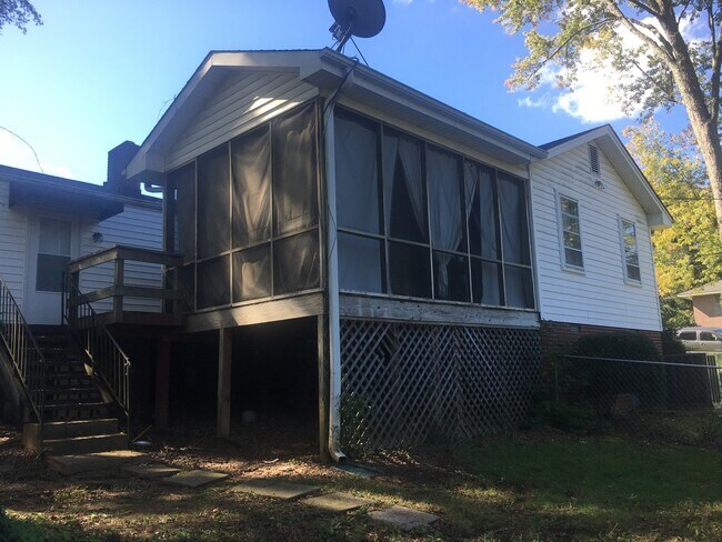 Building Photo - MOVE-IN READY!