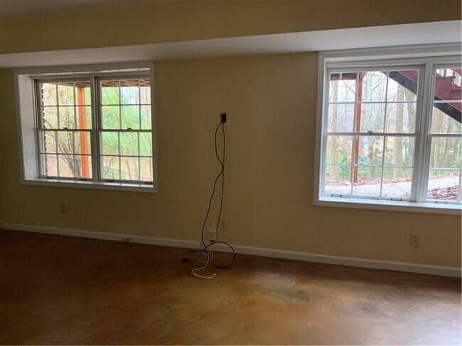 Building Photo - 3896 Parkcrest Dr NE