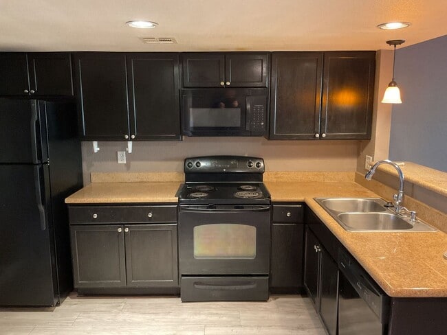 Building Photo - Charming 2-Bedroom Ground-Floor Gem with M...