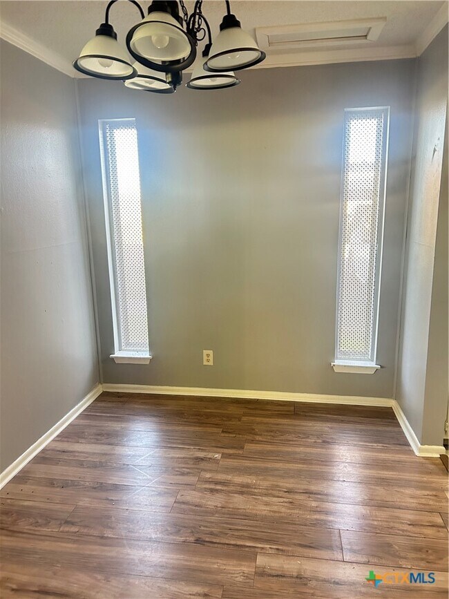 Building Photo - 1051 Country Club Dr