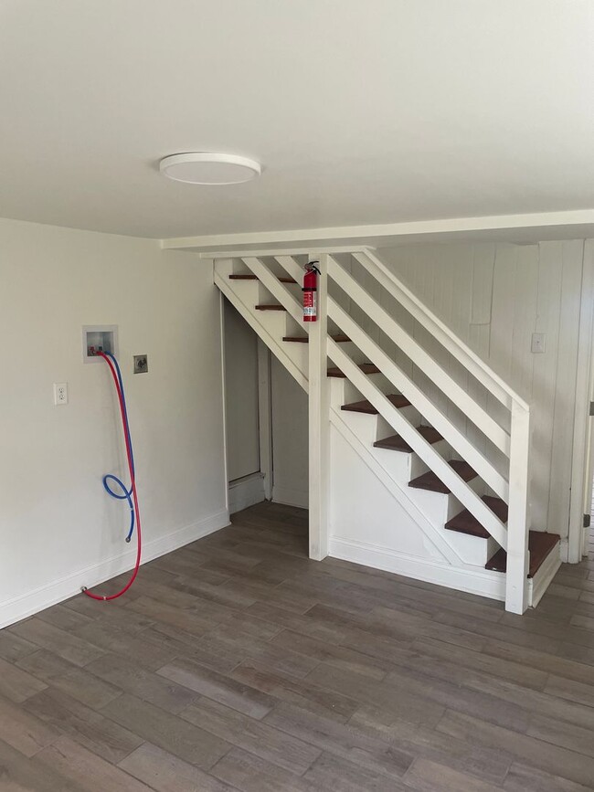 Building Photo - 3 Br 1 Bath House