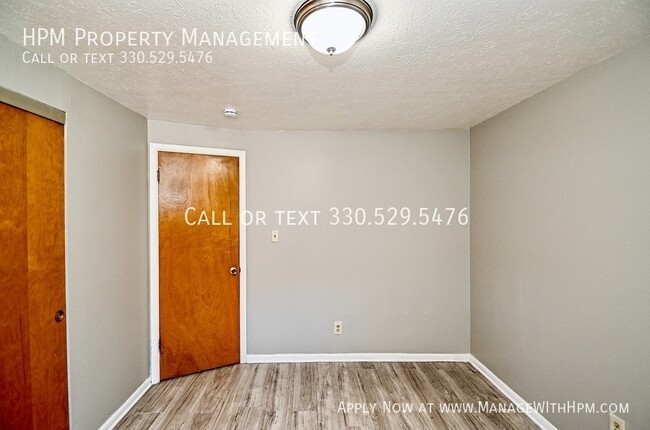 Building Photo - 842 S Green Rd
