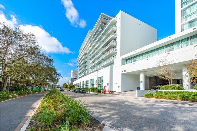 Building Photo - 1600 SW 1st Ave