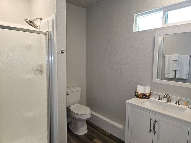 Building Photo - LARGE 4 BEDROOM 3 BATH FULLY FURNISHED HOUSE