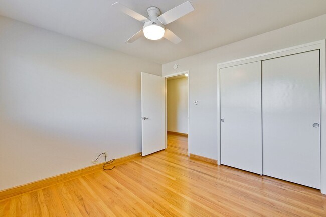 Building Photo - Hardwood Floors- Top Moreland SCH- SM Dogs Welcome- Close to Apple
