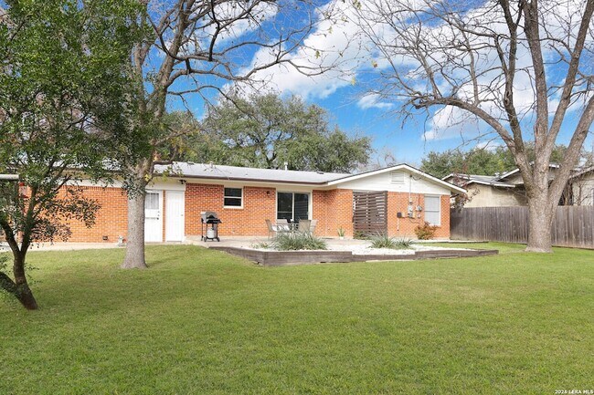 Building Photo - 2806 Belvoir Dr