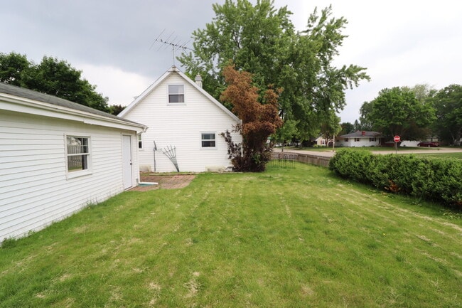 Building Photo - "Spacious 4-Bedroom 2 Bath with Finished B...