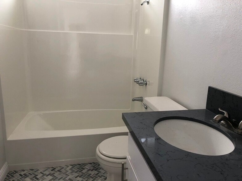 Building Photo - 2508 Highland Ave