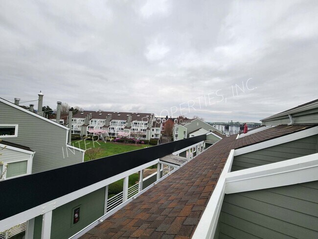 Building Photo - 2 BD Condo with River View, washer/dryer, microwave and W/S/G&L included.