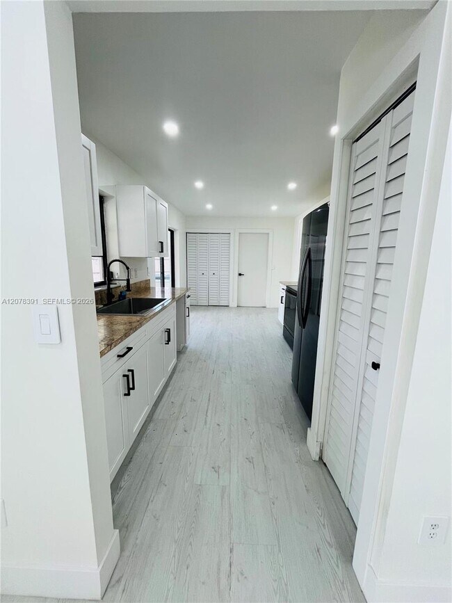 Building Photo - 1707 S Curlew Ln