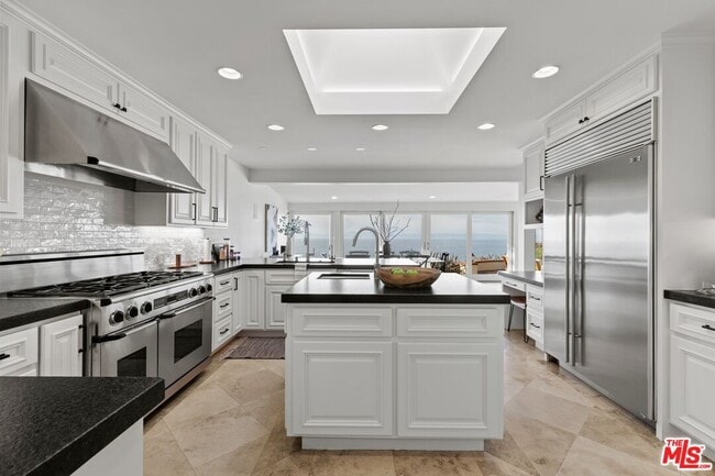 Building Photo - 1115 Palos Verdes Dr W