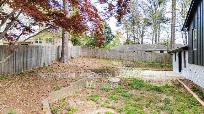 Building Photo - 651 Inglis Dr S E