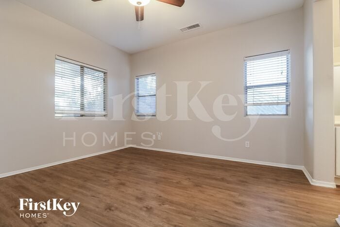 Building Photo - 601 W Elm Ln