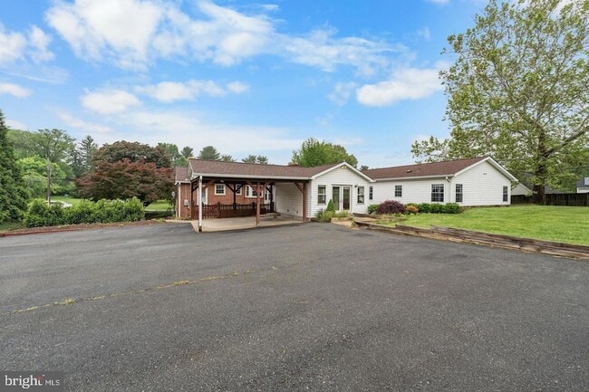 Building Photo - 9201 Rosemont Dr