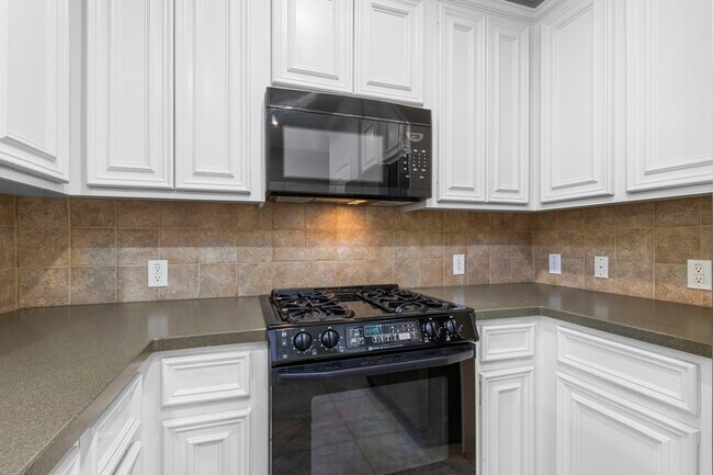 Building Photo - 707 W Heights Hollow Ln