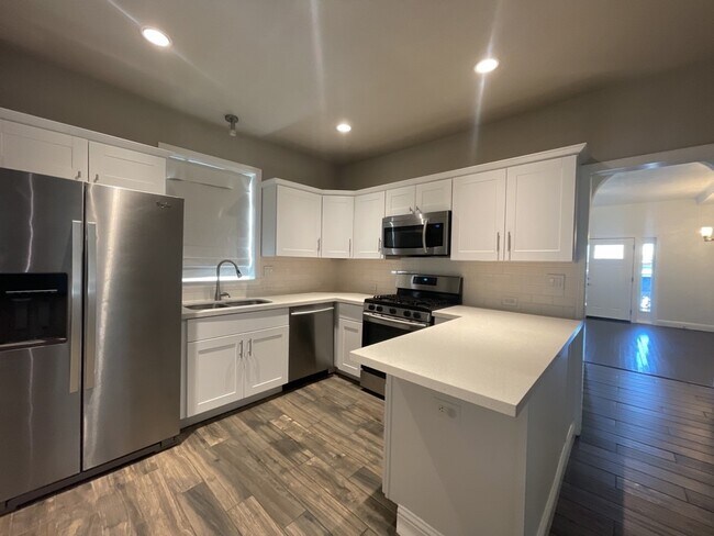 Building Photo - 806 E 3rd St